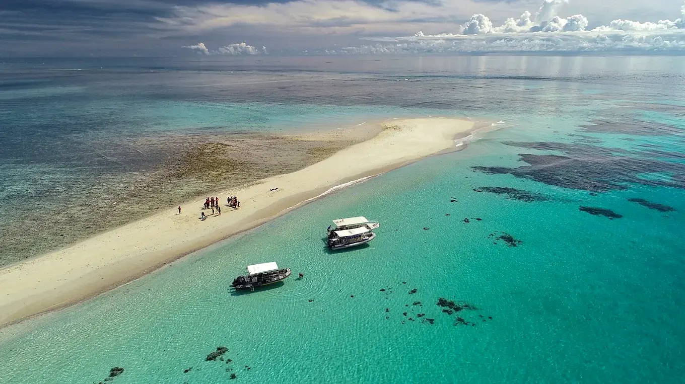 Vue aérienne du banc de sable, deux bateaux au mouillage et des promeneurs