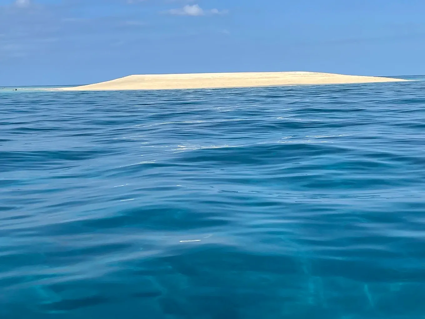 Le banc de sable seul sur l’horizon, au ras de l’eau